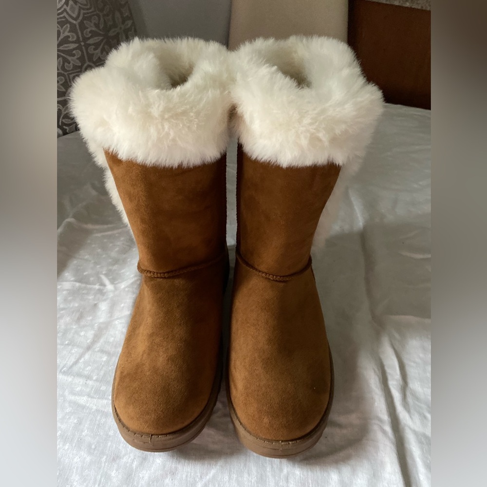 Brown Snow Boots with Patterned Soles